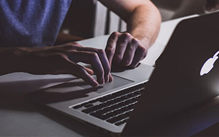 美国队中场贝尔特拉在巴黎奥运会上展现出强大的进攻组织能力，贝尔内特